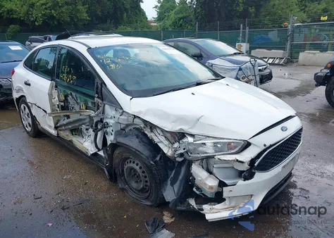 2017 Ford Focus S z USA, uszkodzony, nr VIN 1FADP3E20HL302784